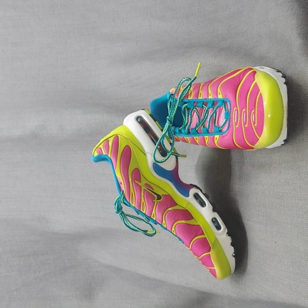 Youth Air Max Plus GS Volt/Pink Blast (CW5840 700)  Size 7Y
